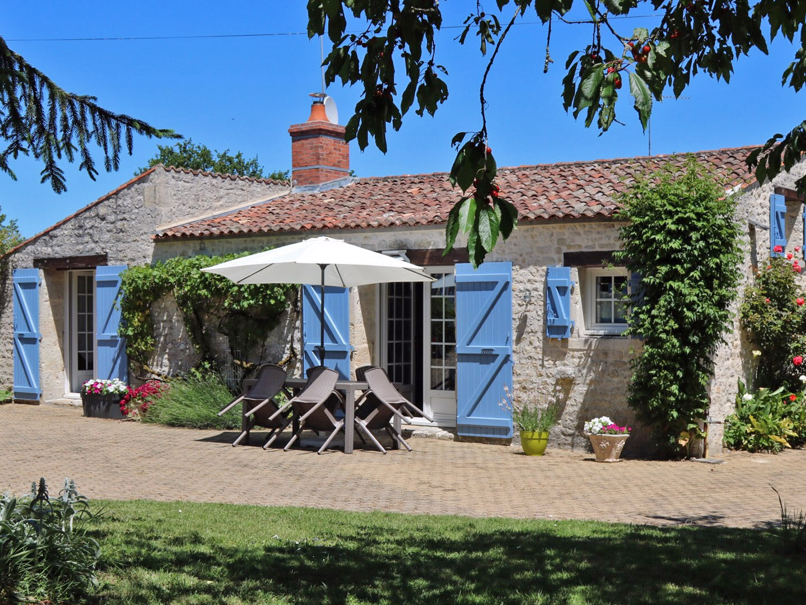 https://espace-ptl.ancv.com/appli/butterfly/data/medias_PA/PHOTOS/854436001001/854436001001DmirZlmrdA-Le Cottage Bleu in lairoux.jpg